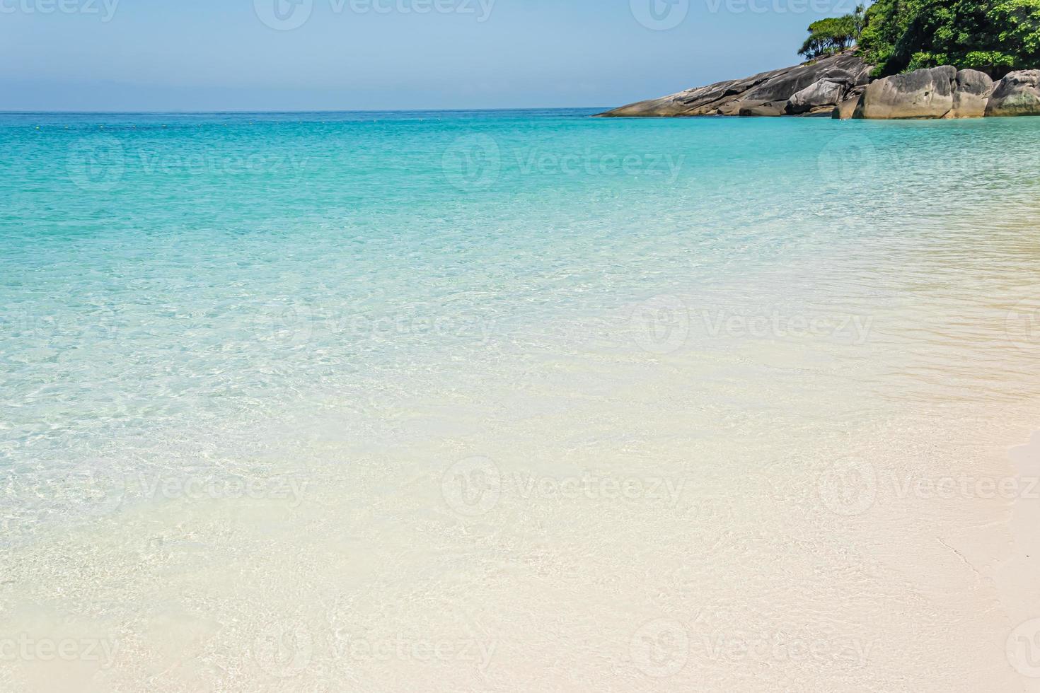 bela praia e mar koh miang island no.4 no parque nacional mu ko similan, phang nga, tailândia foto