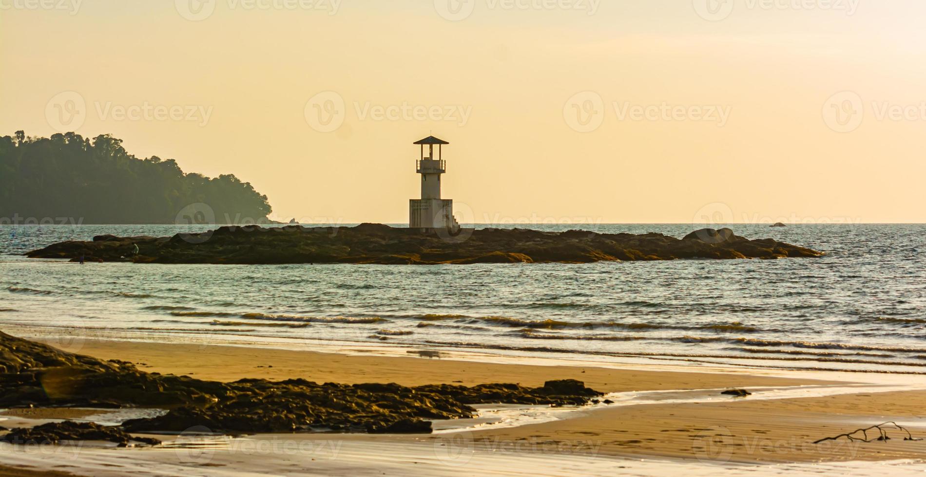 farol de luz khao lak, belo pôr do sol na praia de nang thong, khao lak, tailândia. pôr do sol colorido tropical com céu nublado. padrões de textura de areia na praia, mar de andaman phang nga tailândia foto