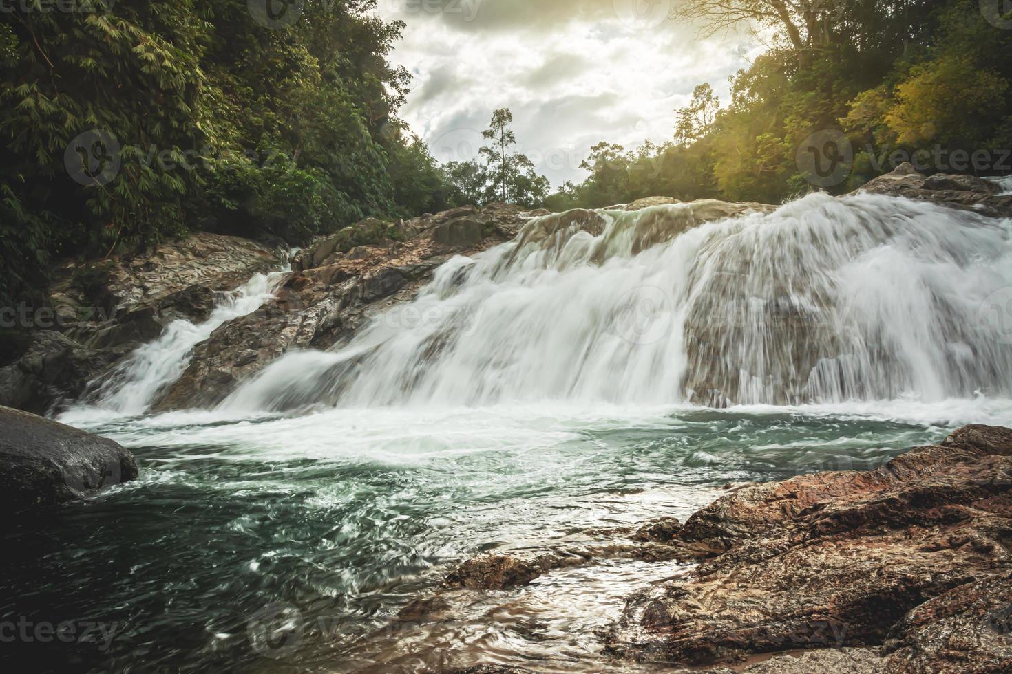 parque nacional da cachoeira manorah em phatthalung, tailândia foto