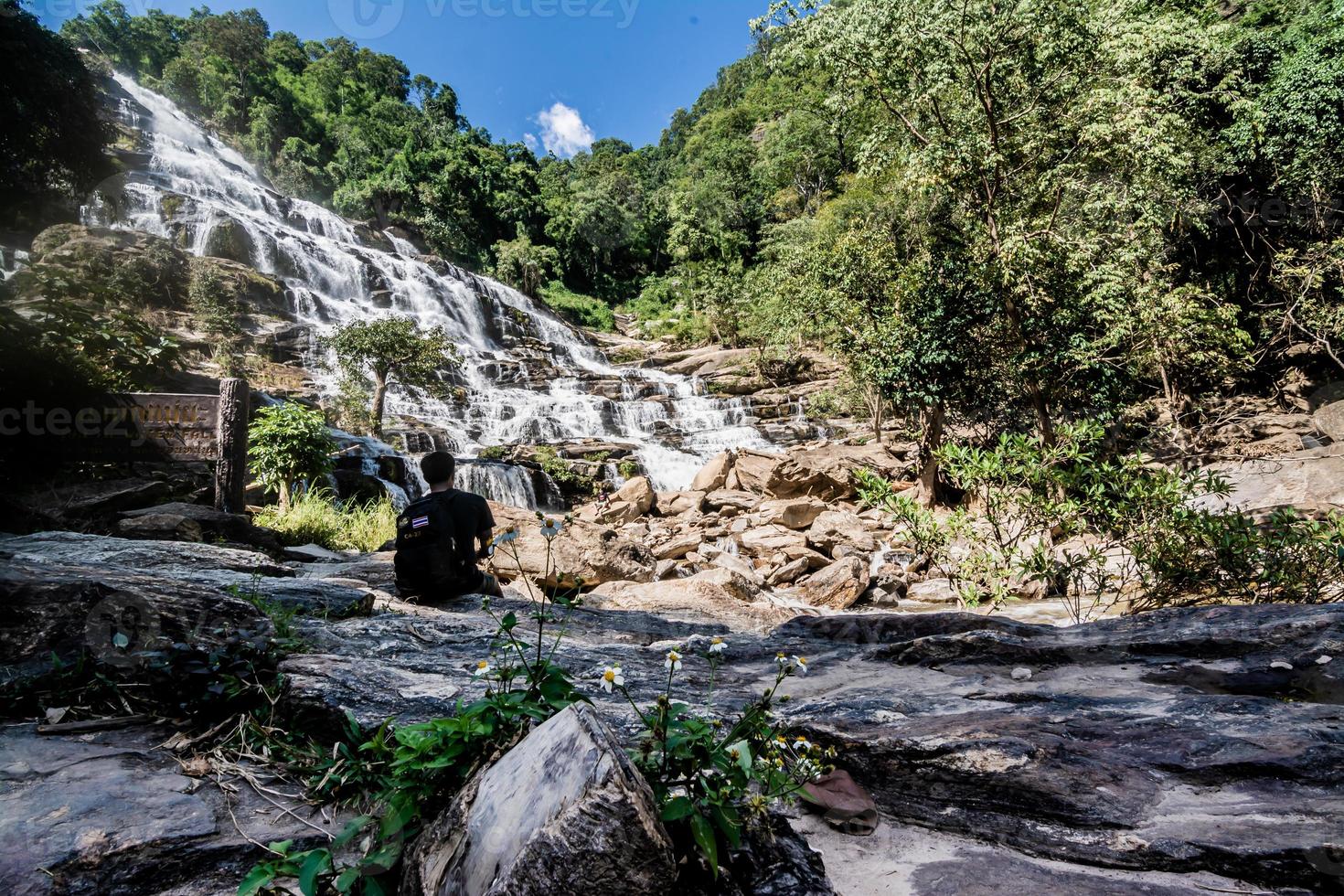 mae ya cachoeira em chang mai tailândia foto