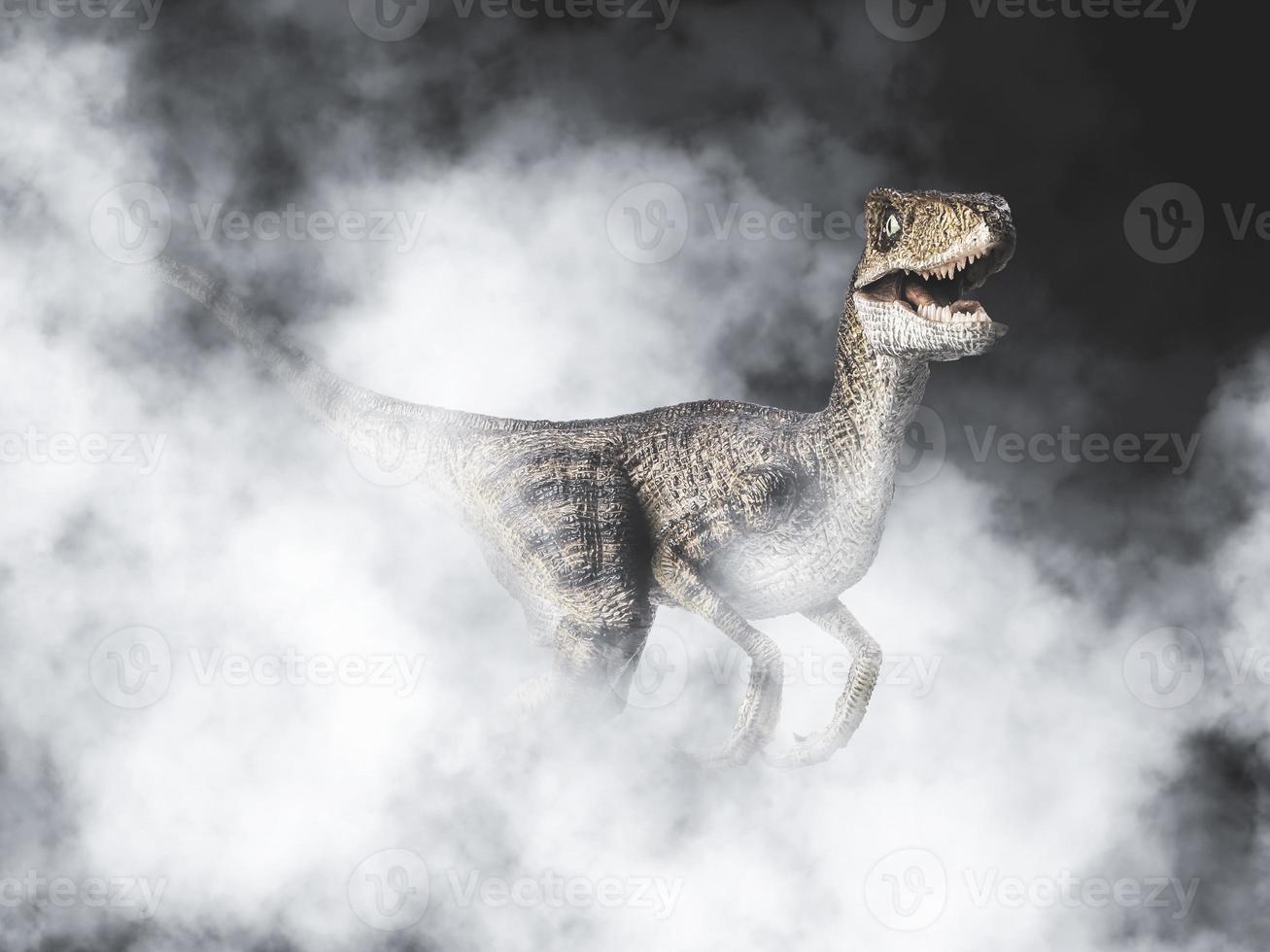 dinossauro velociraptor em fundo de fumaça foto