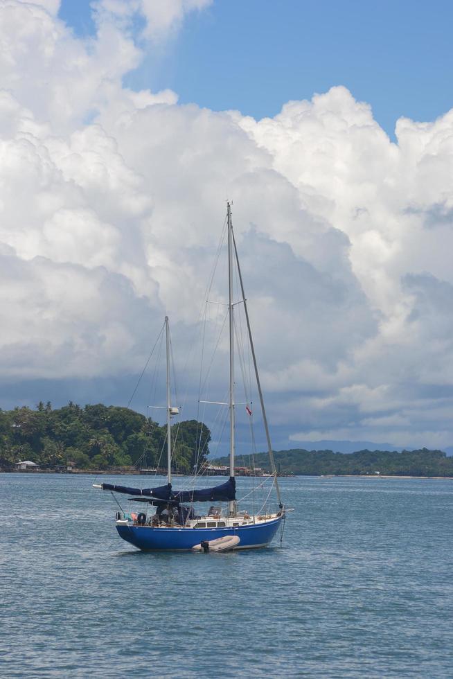 sorong, papua ocidental, indonésia, 30 de setembro de 2021. iate chique azul ancorado no mar. foto