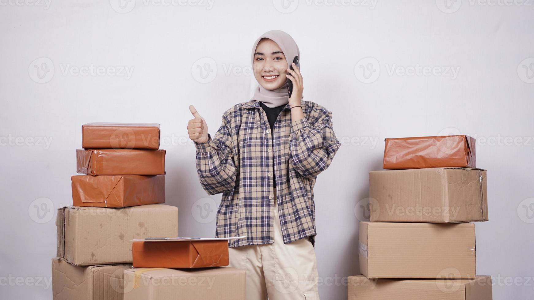 empresária asiática no telefone gesticulando bem isolado no fundo branco foto