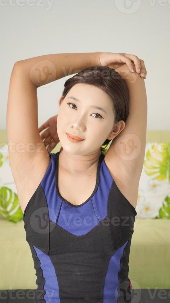 mulher asiática praticando ioga fazendo mão aquecer em casa foto