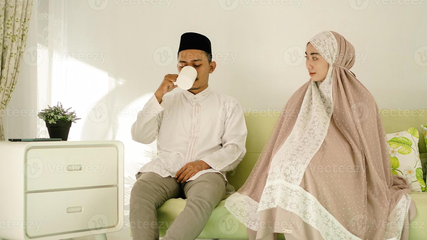 homem muçulmano, desfrutando de uma bebida com sua esposa foto