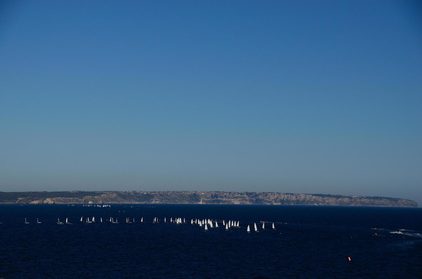 muitos veleiros e mar azul foto