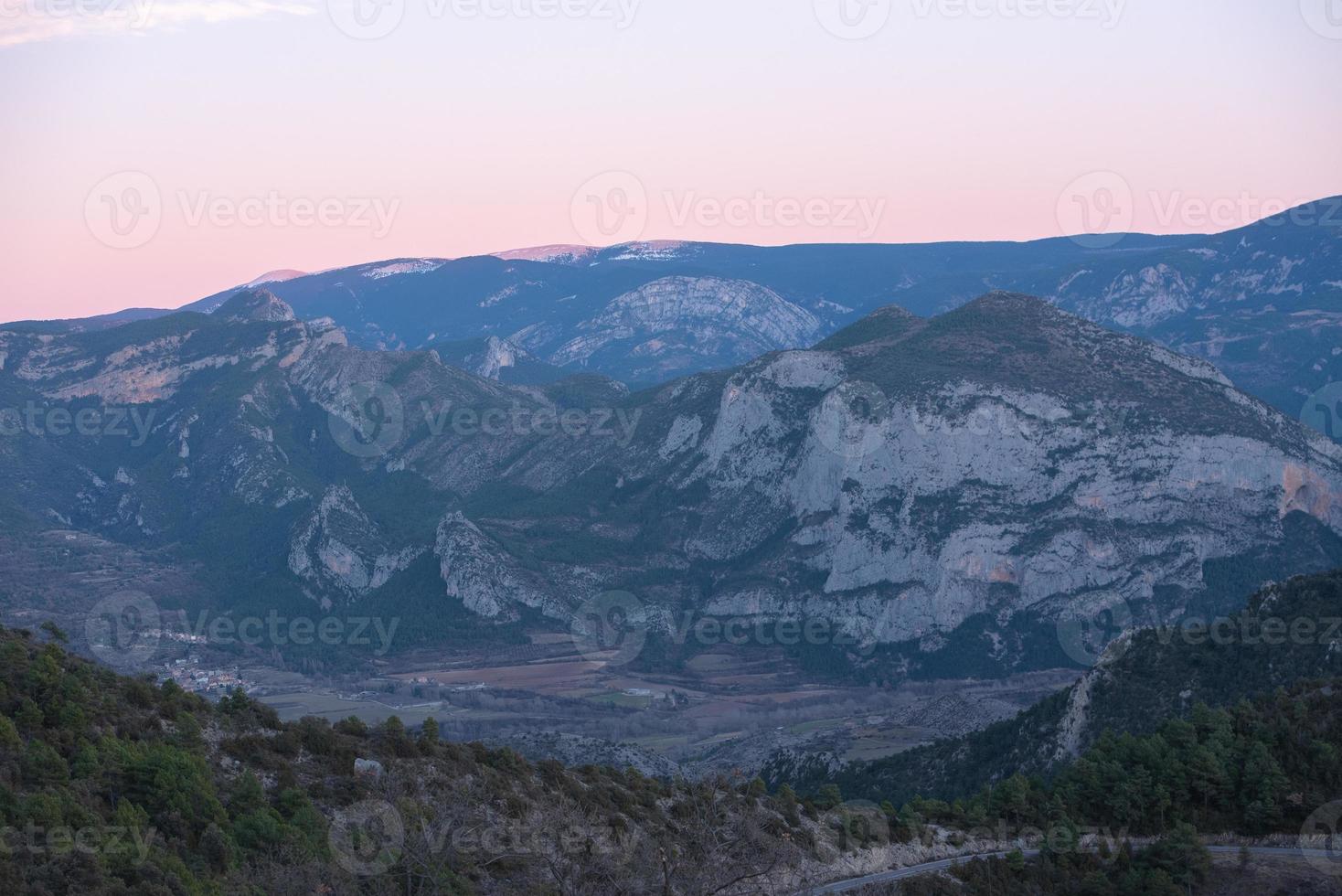 paisagens das montanhas dos pirenéus catalães em organya na espanha foto