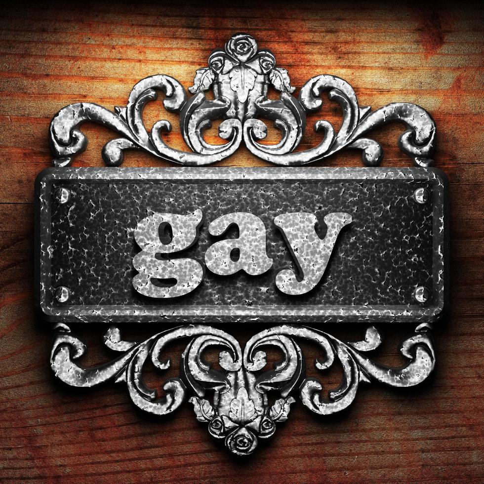 palavra gay de ferro em fundo de madeira foto