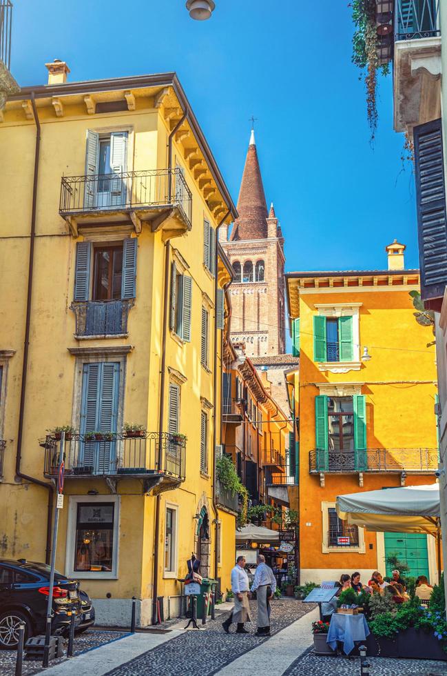 verona, itália, 12 de setembro de 2019, típica rua italiana com edifícios tradicionais foto