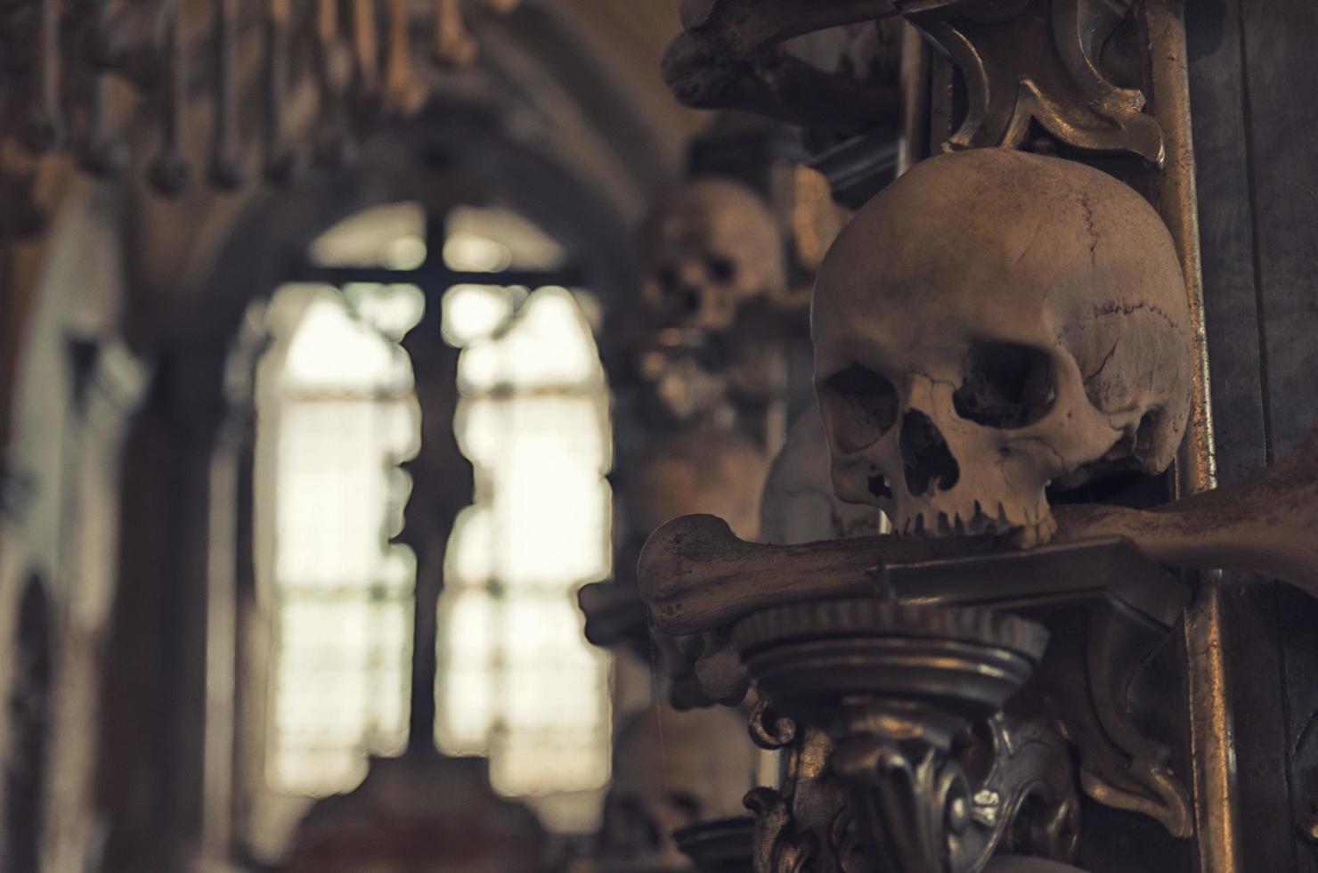 kutna hora, república tcheca, 14 de maio de 2019 igreja kutna hora com colunata de ossos e crânios humanos foto