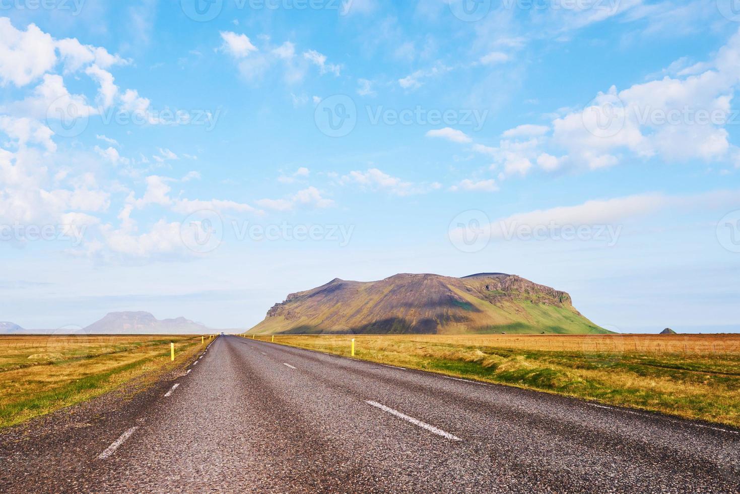 estrada de asfalto para as montanhas islândia. mundo da beleza foto