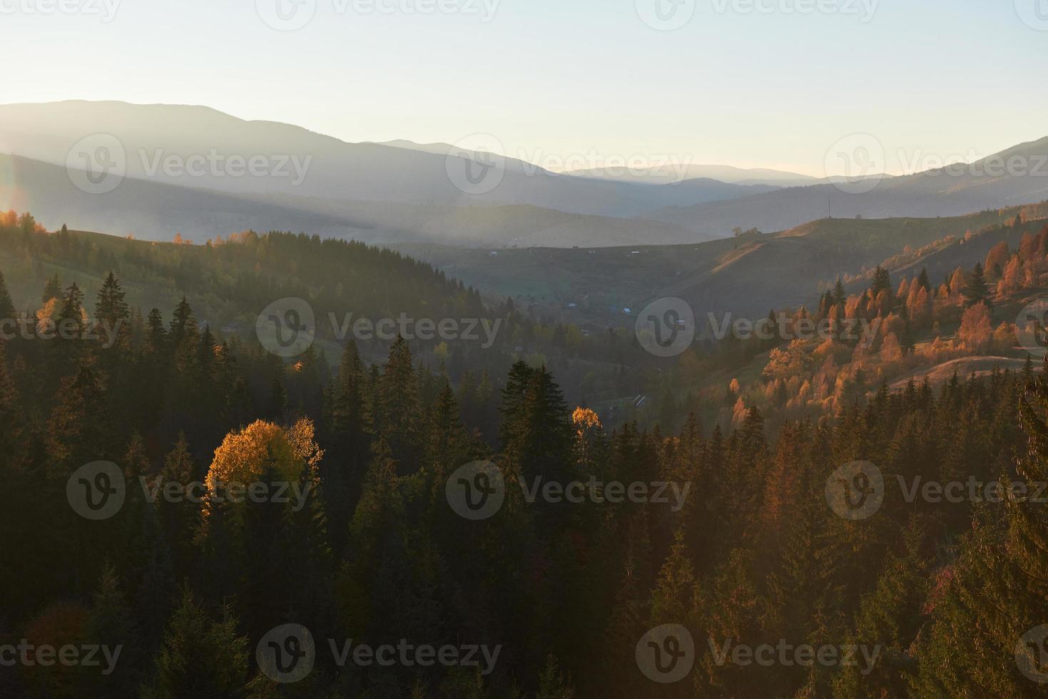 bela manhã de outono no ponto de vista acima do vale da floresta profunda nos cárpatos, ucrânia, europa foto