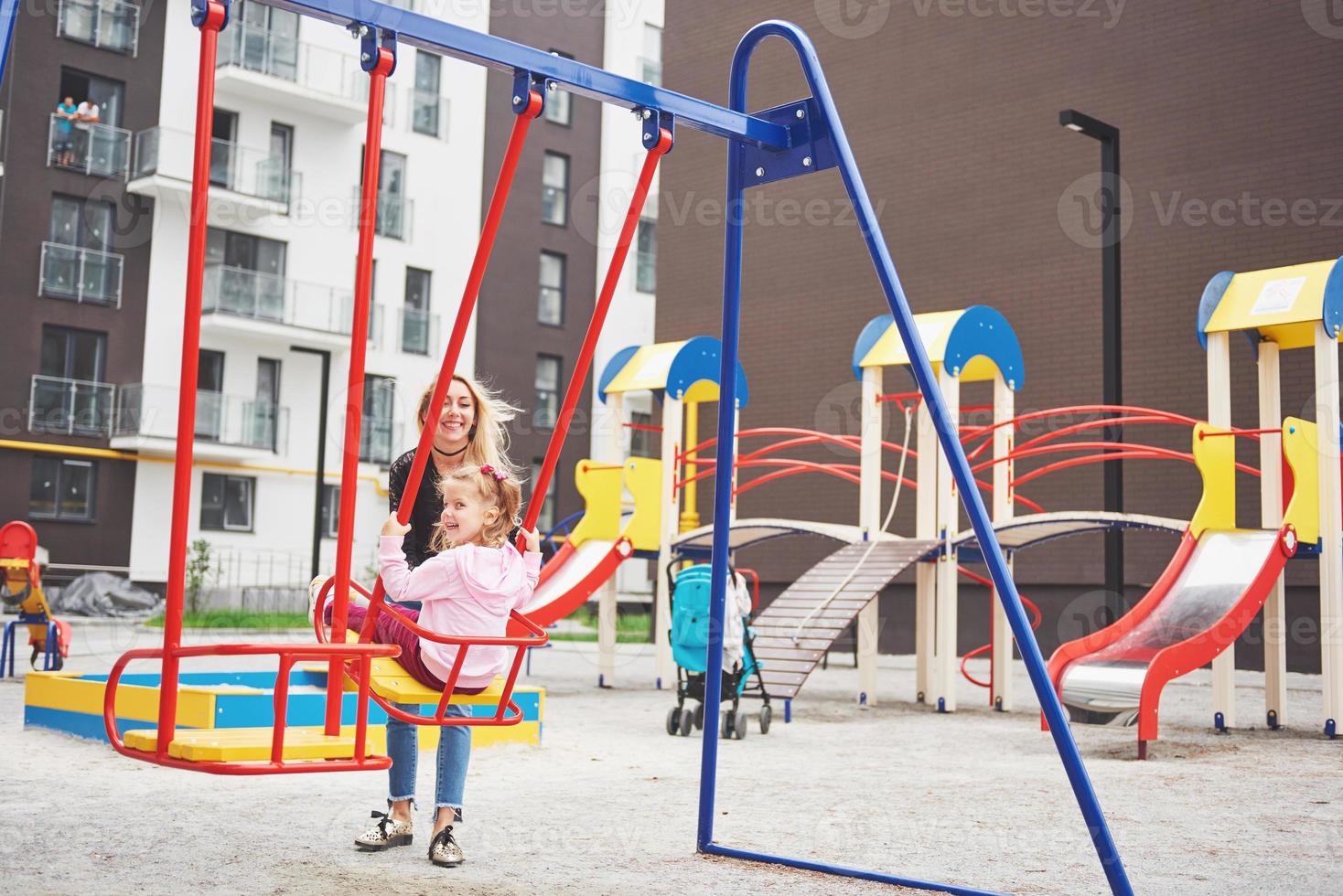 mãe com filho no playground foto