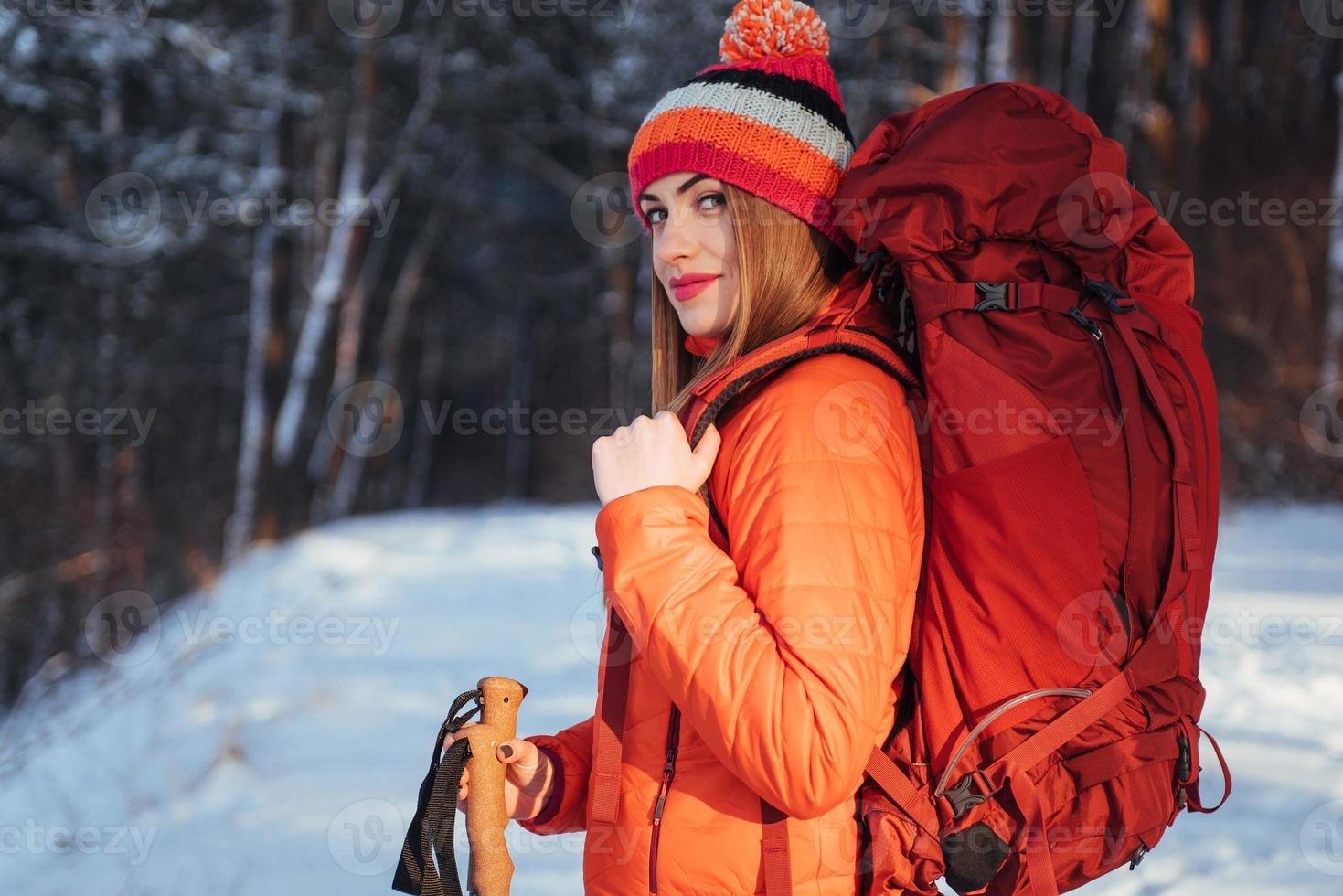 viajante de mulher com mochila caminhadas viagens estilo de vida aventura conceito férias ativas ao ar livre. bela paisagem floresta foto