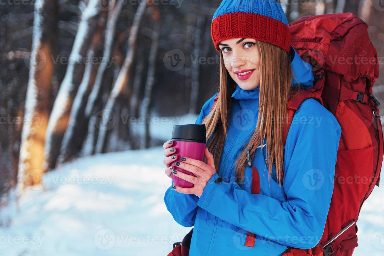 viajante de mulher com mochila caminhadas viagens estilo de vida aventura conceito férias ativas ao ar livre. bela paisagem floresta foto