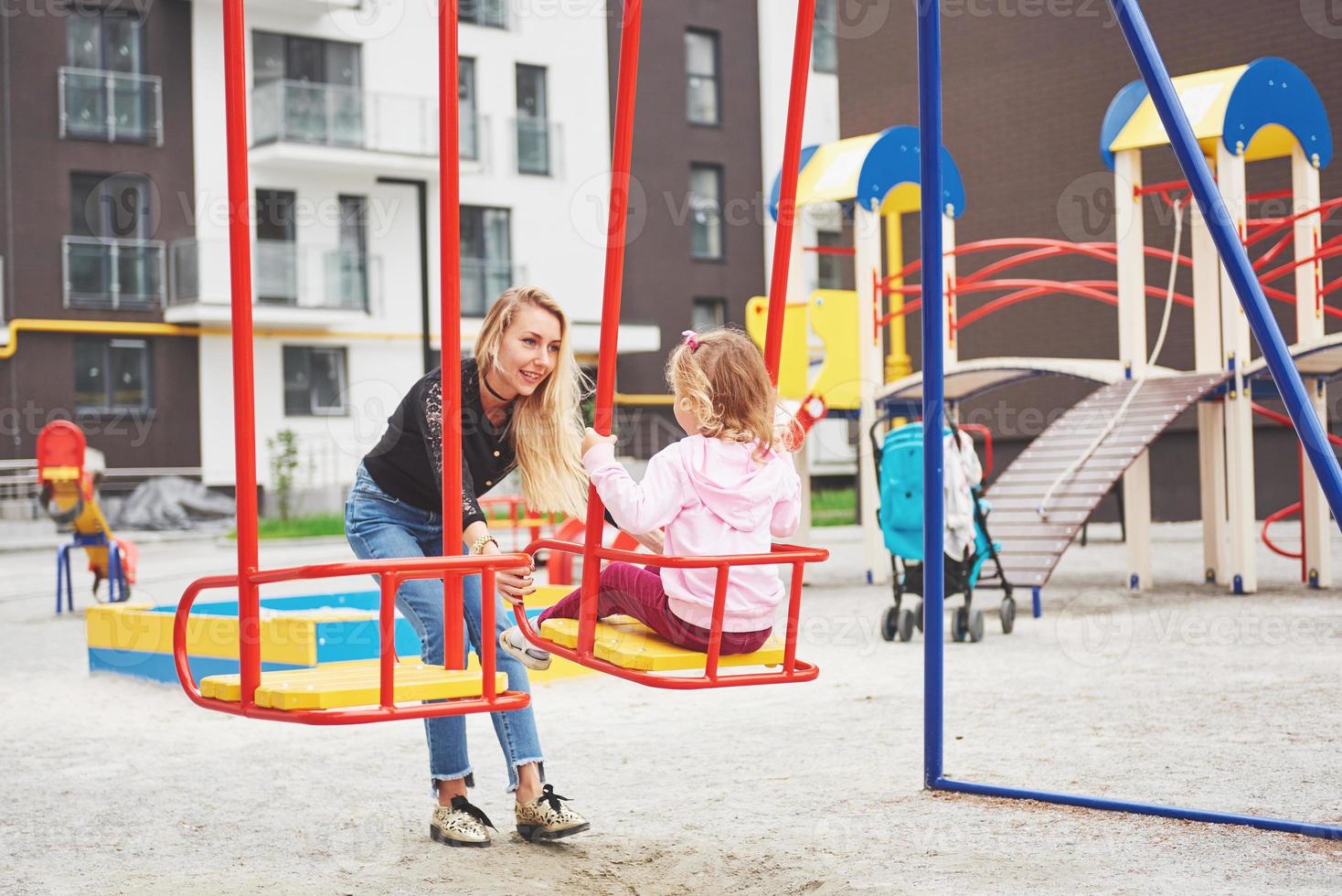 mãe com filho no playground foto