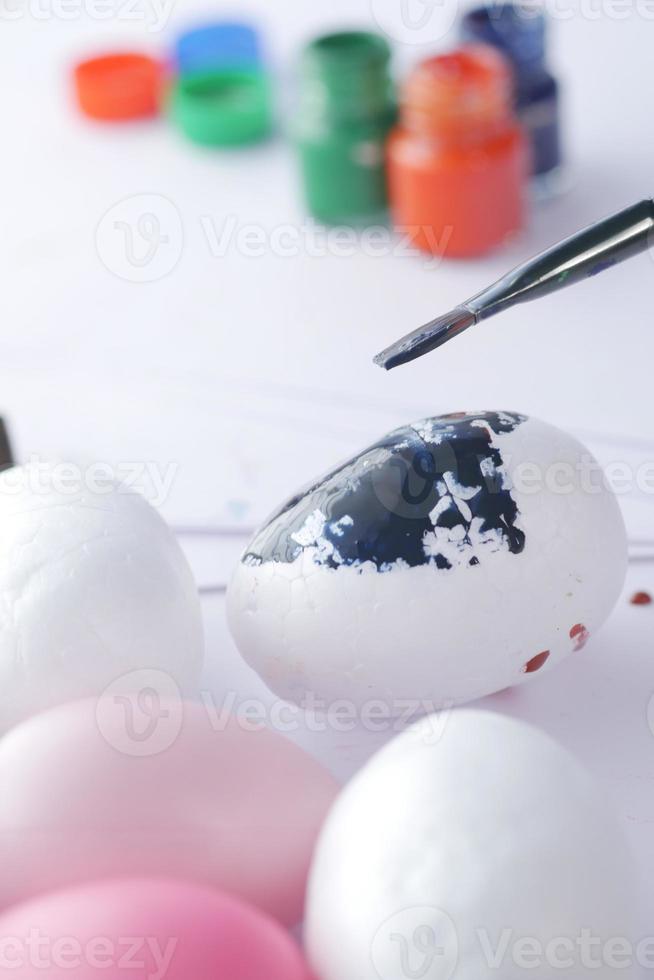 pintando ovo de páscoa com pincel foto