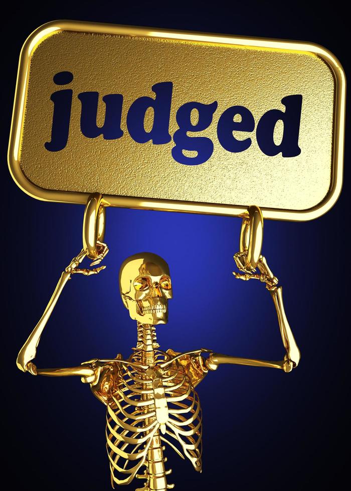 palavra julgada e esqueleto dourado foto