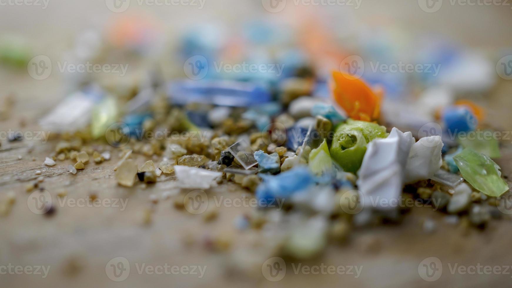 foto macro de partículas de microplástico reais autênticas recolhidas da praia com uma régua para mostrar seu tamanho. poluição da água e conceito de aquecimento global.