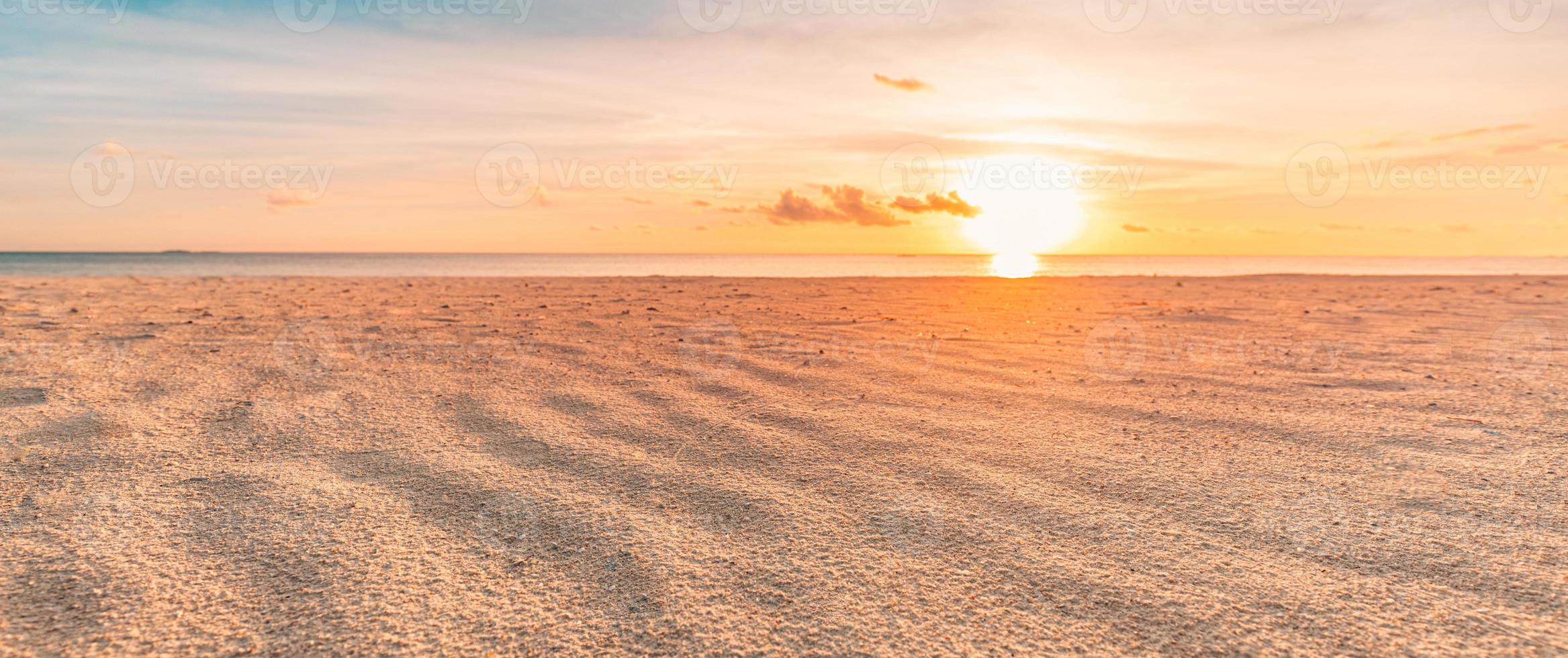 closeup de praia de céu de areia do mar. paisagem panorâmica. inspirar o horizonte de paisagem marinha da costa da praia tropical. horizonte ondas surfe shore calma tranquilo relaxante luz solar verão mood. bandeira de férias de viagem de férias foto