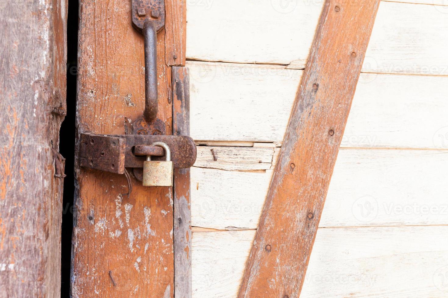 chave enferrujada para a porta de madeira foto