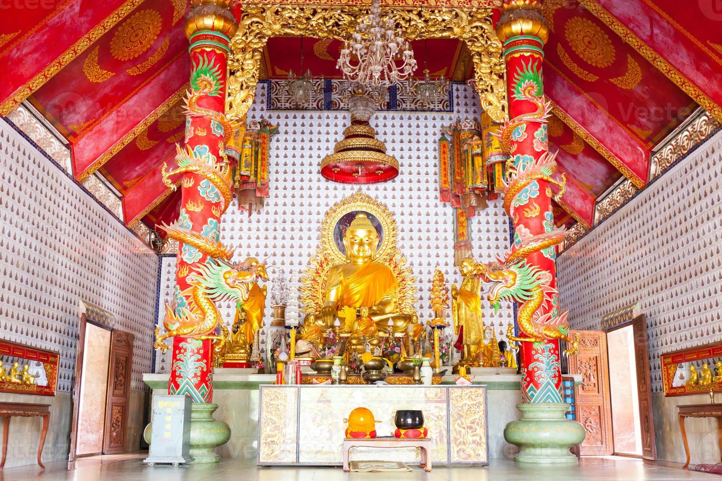 estátua de buda dourada no templo chinês foto