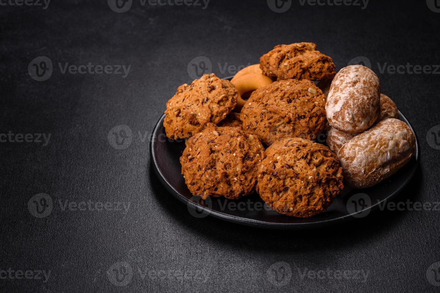 saborosos biscoitos de aveia frescos em um fundo escuro de concreto foto