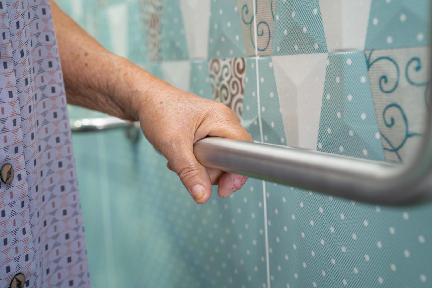 paciente asiático sênior ou idosa senhora idosa usar banheiro banheiro lidar com segurança na enfermaria do hospital de enfermagem, conceito médico forte saudável. foto