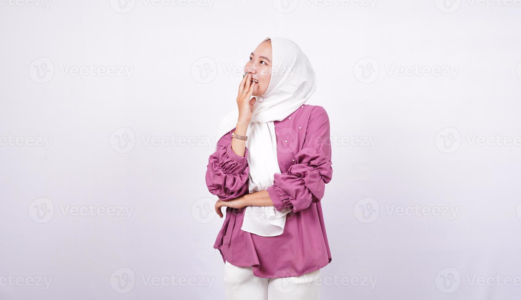 belas mulheres hijab rir isolado fundo branco foto
