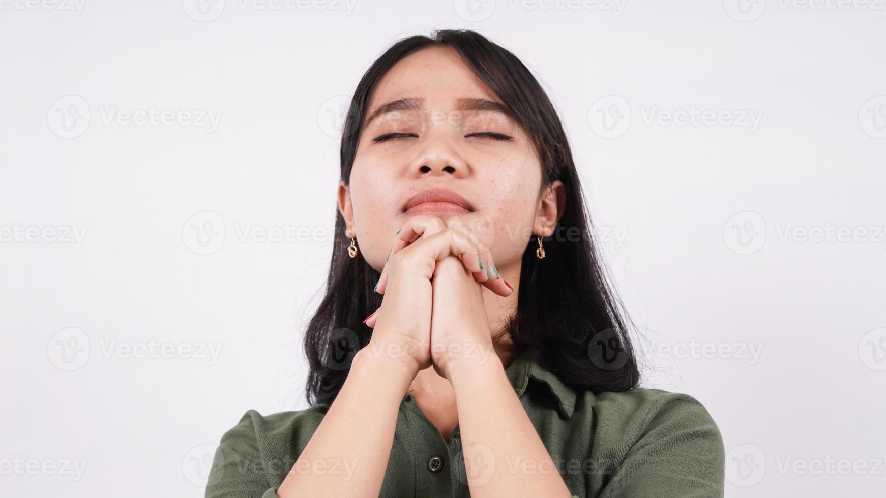 uma mulher cristã orando humildemente isolado fundo branco foto