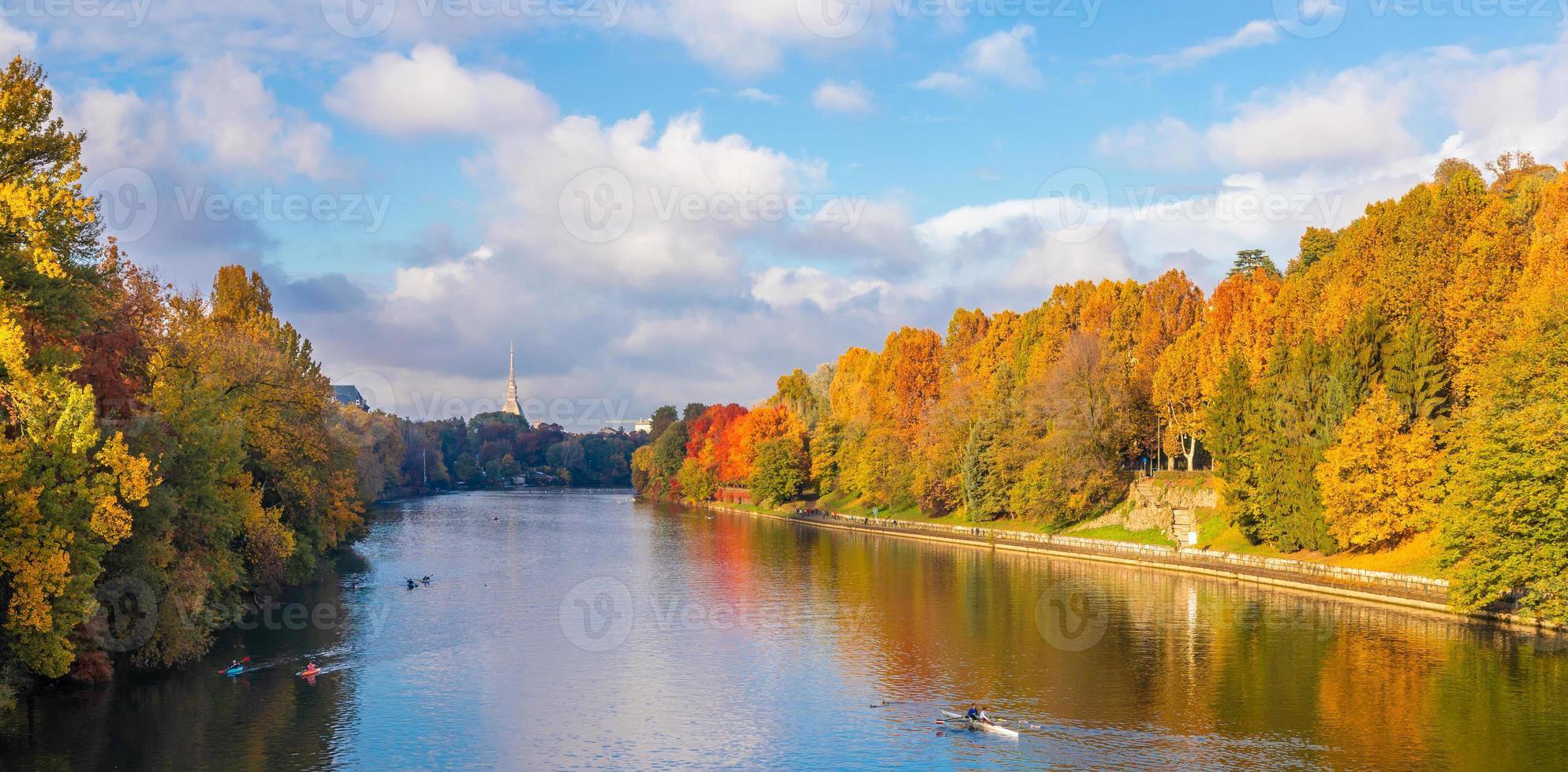 outono em torino com rio po', região do piemonte, itália. paisagem com céu azul. foto