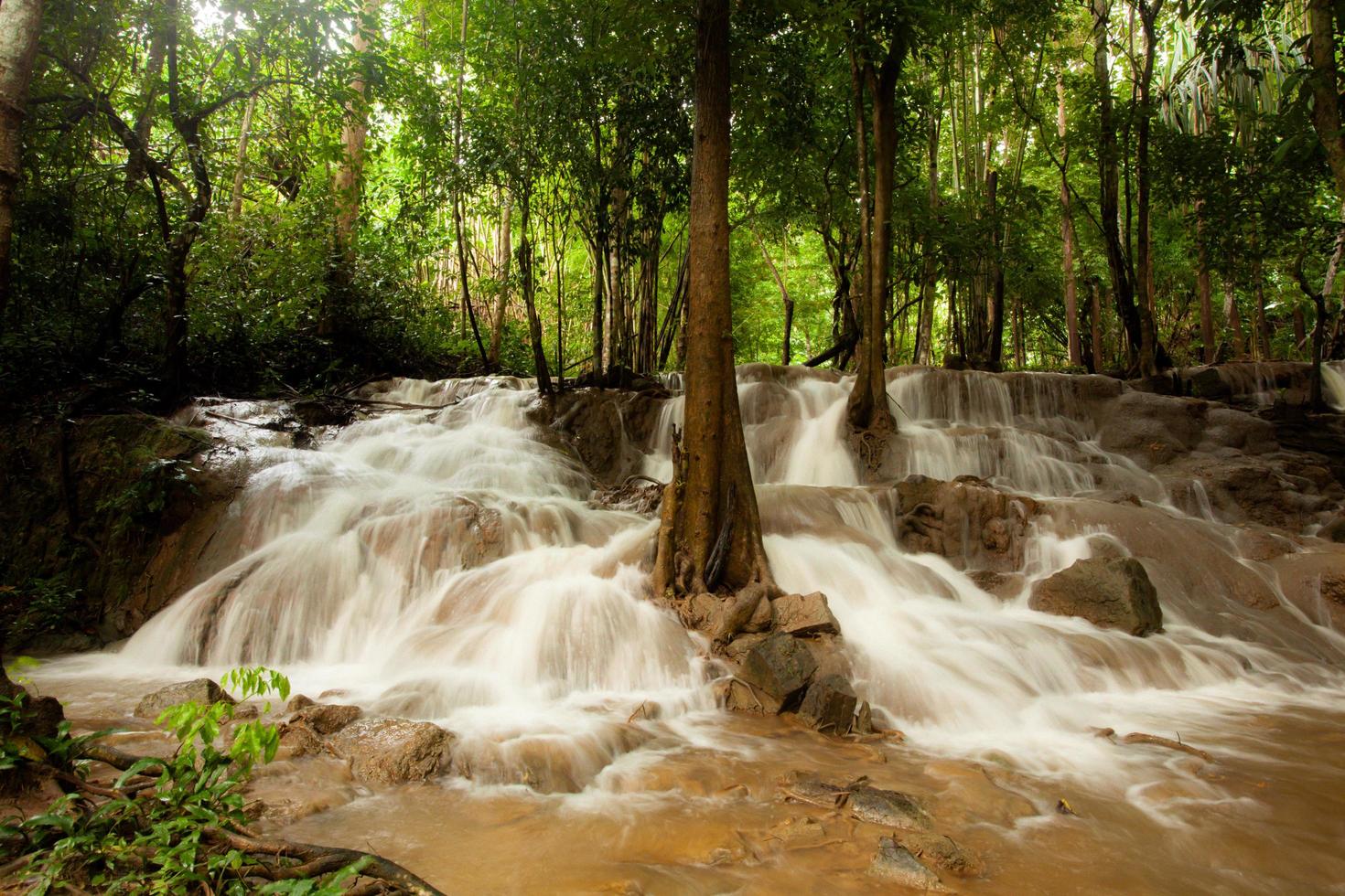 cachoeira pha tad no parque nacional na província de kanchanaburi, tailândia foto