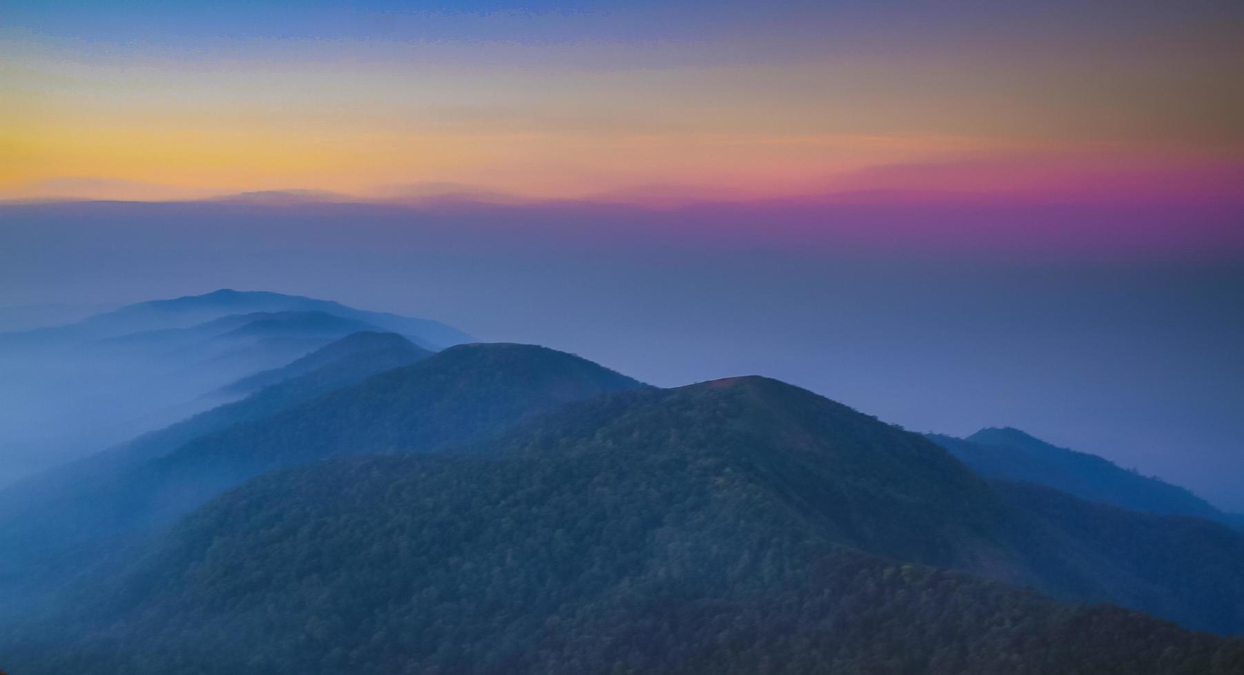 ponto de vista de doi mon chong, província de chiang mai, tailândia no inverno foto