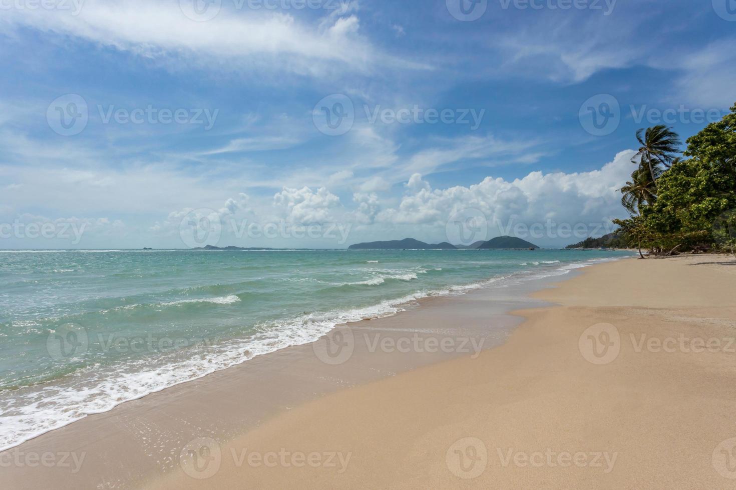 vista para o mar da praia tropical com céu ensolarado. praia paradisíaca de verão da ilha de koh samui. costa tropical. mar tropical na tailândia. praia exótica de verão com nuvens no horizonte. foto