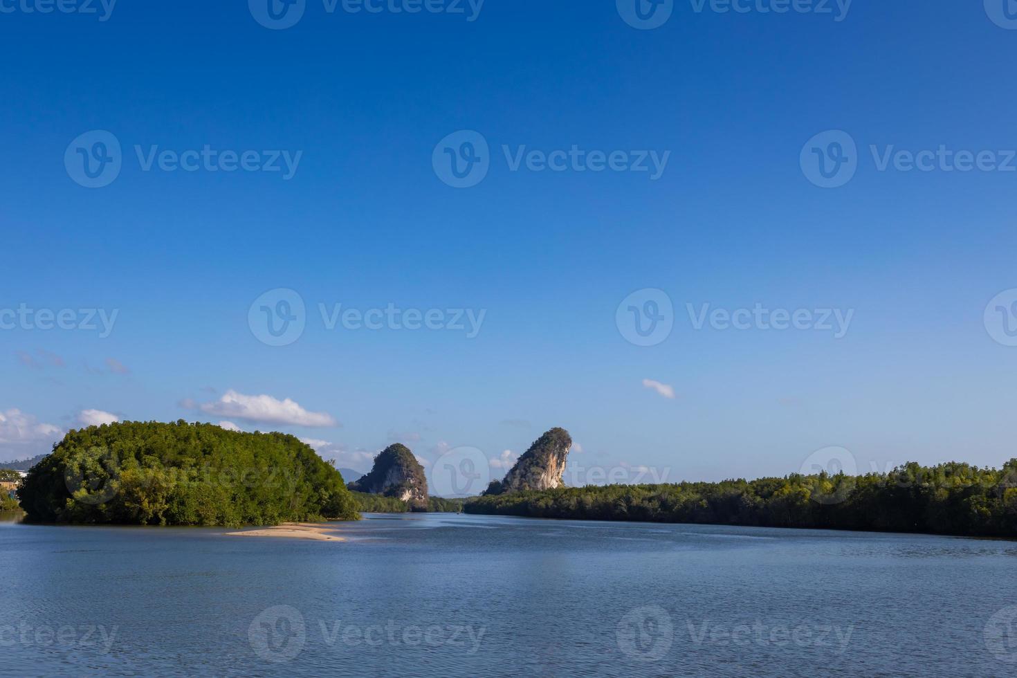 bela vista natural da montanha khao khanab nam no rio krabi, krabi, tailândia. foto