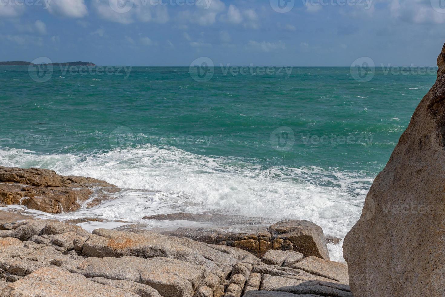 vista para o mar e pedra de pedra na ilha de koh samui, tailândia invisível e incrível. foto