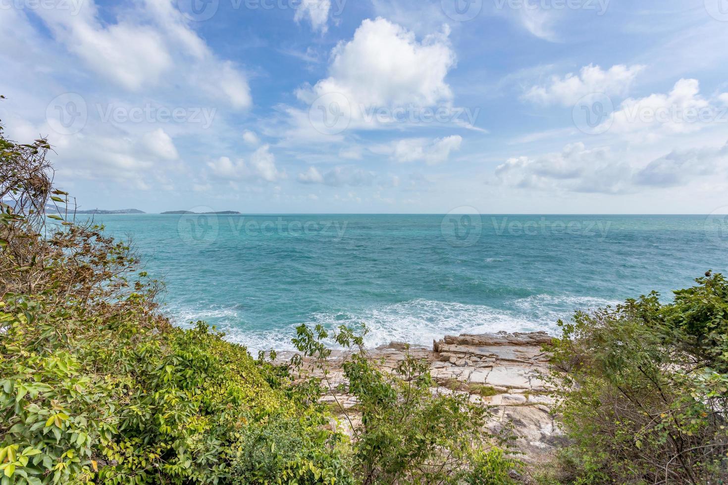 vista para o mar e pedra de pedra na ilha de koh samui, tailândia invisível e incrível. foto