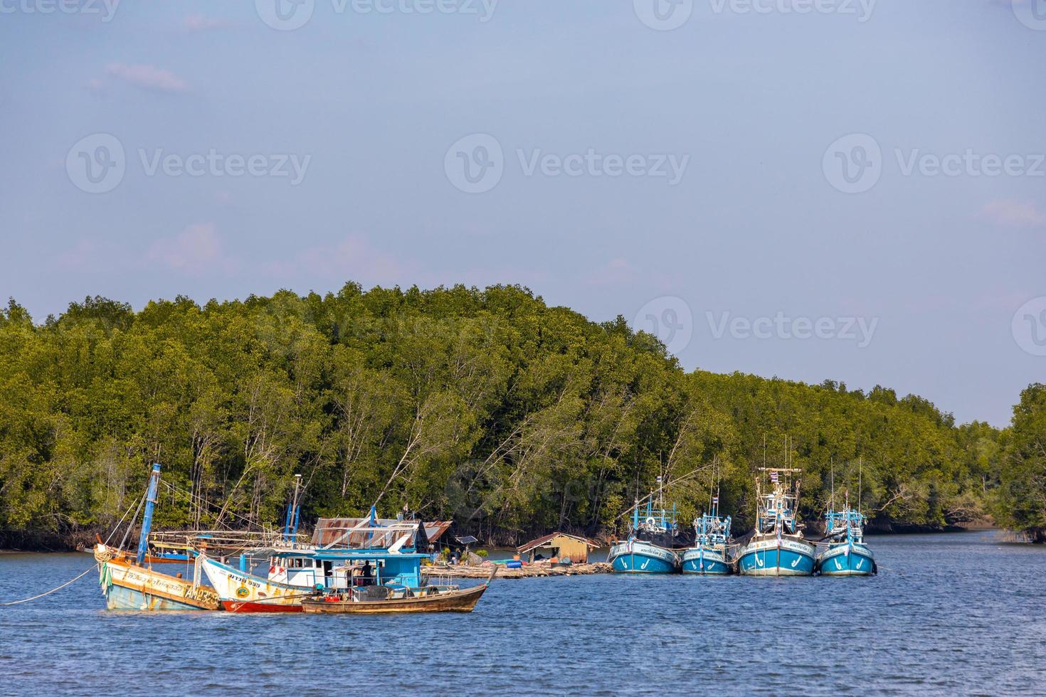 krabi, tailândia - 22 de janeiro de 2020 - velho barco de pesca no rio krabi, krabi, tailândia. foto