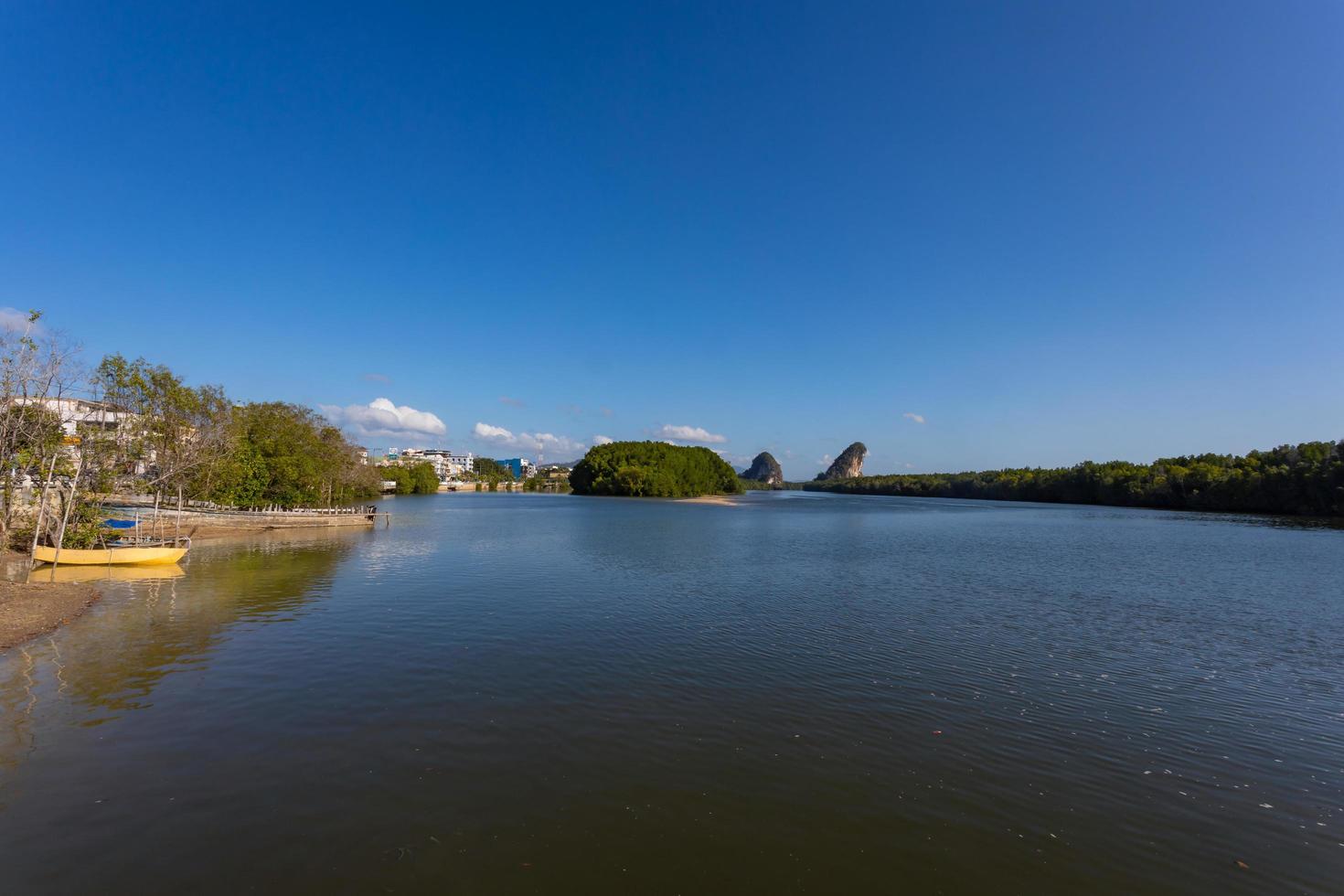 krabi, tailândia - 23 de janeiro de 2020 - bela vista natural da montanha khao khanab nam no rio krabi, krabi, tailândia. foto