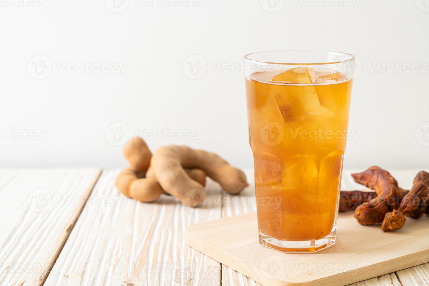 deliciosa bebida doce suco de tamarindo e cubo de gelo foto