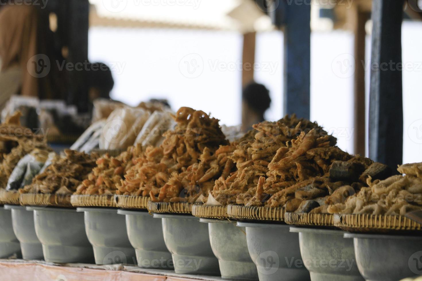 camarões fritos em uma rua da cidade em gunung kidul, indonésia. foto