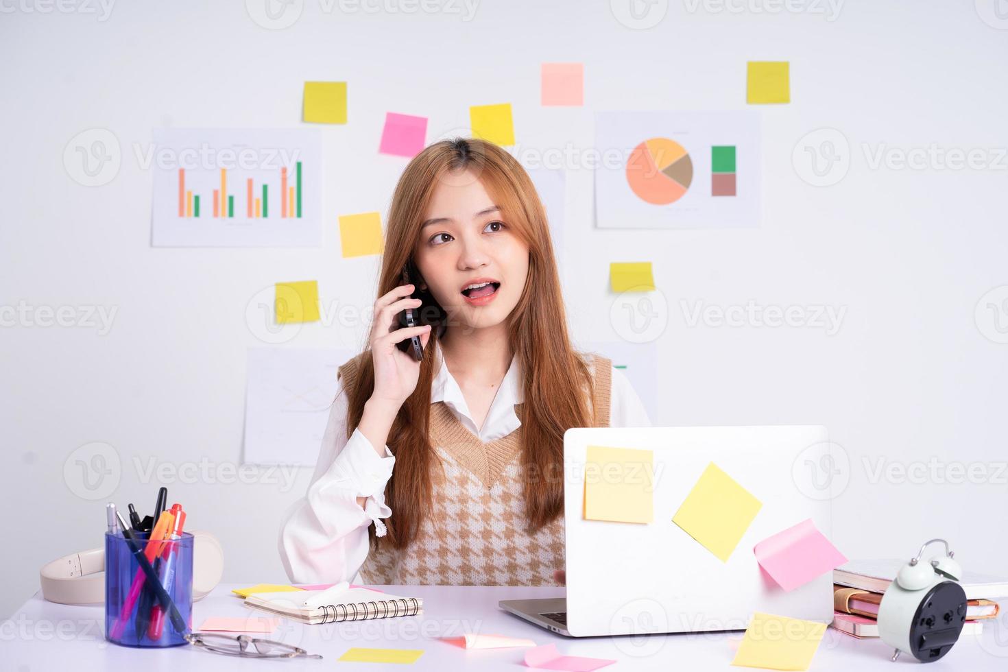 conceito de trabalho jovem empresária asiática foto