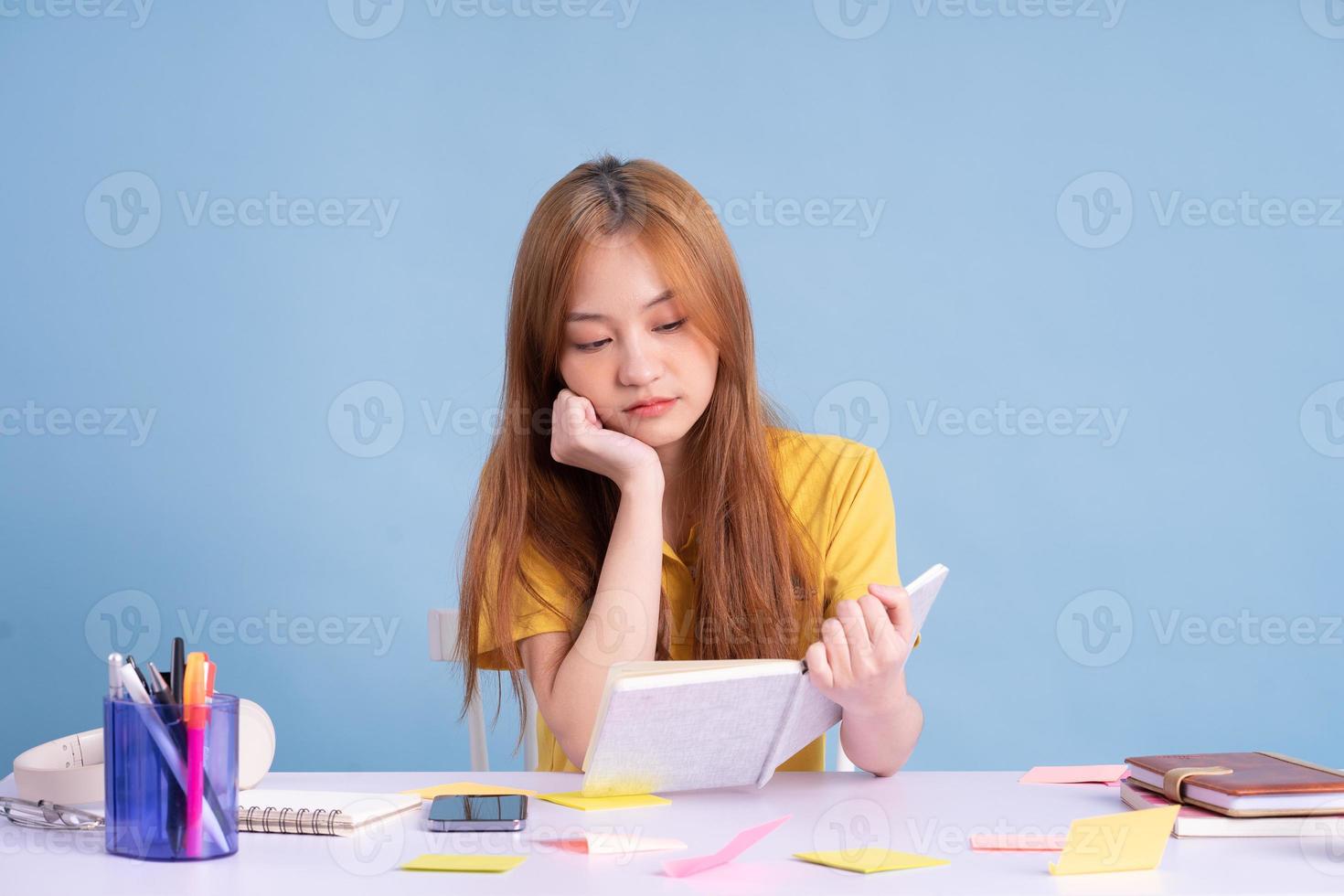 jovem estudante asiático estudando conceito foto