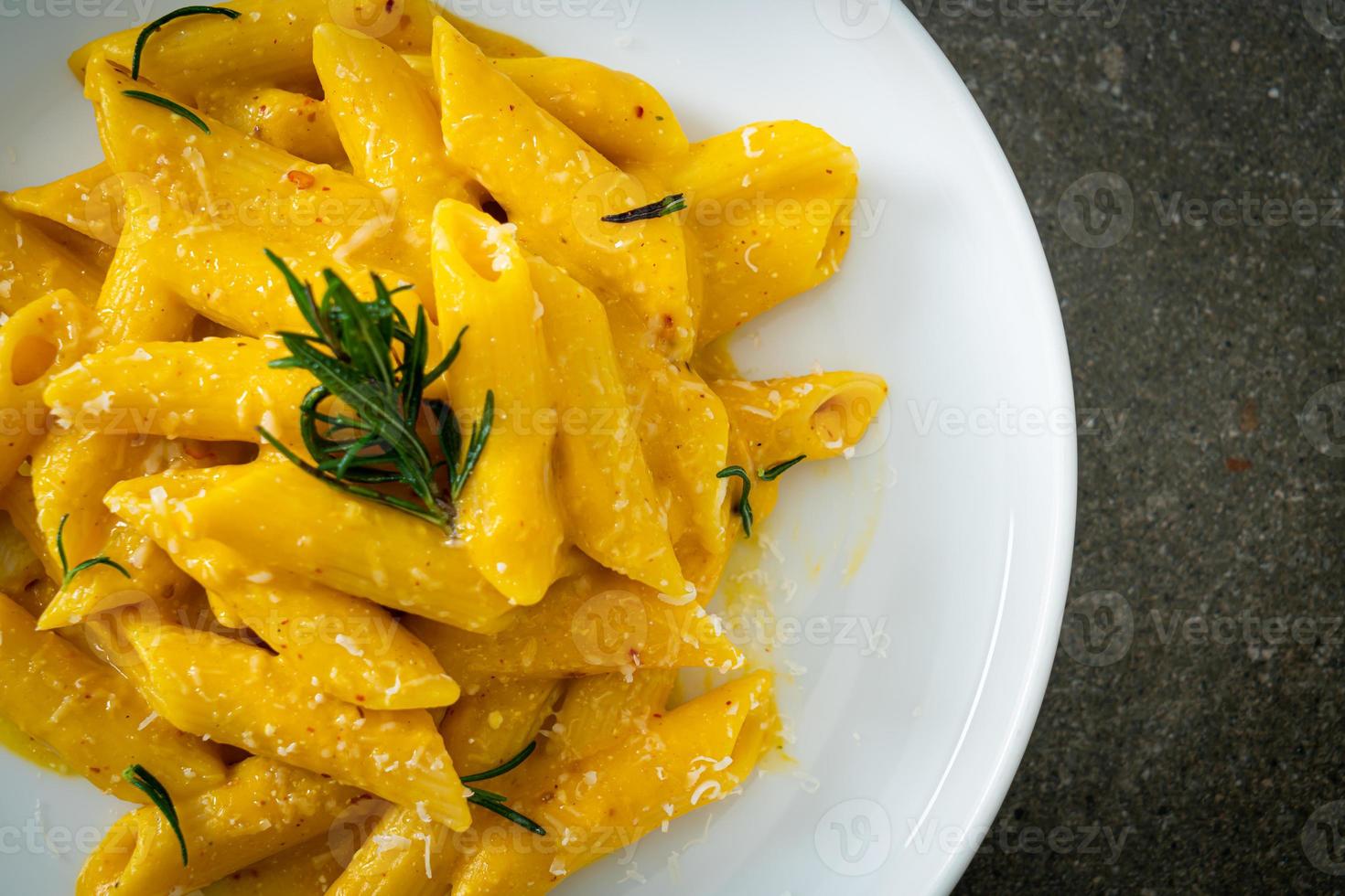 macarrão penne com molho cremoso de abóbora com abóbora foto