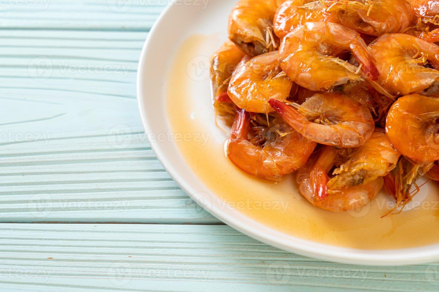 camarão doce é um prato tailandês que cozinha com molho de peixe e açúcar foto