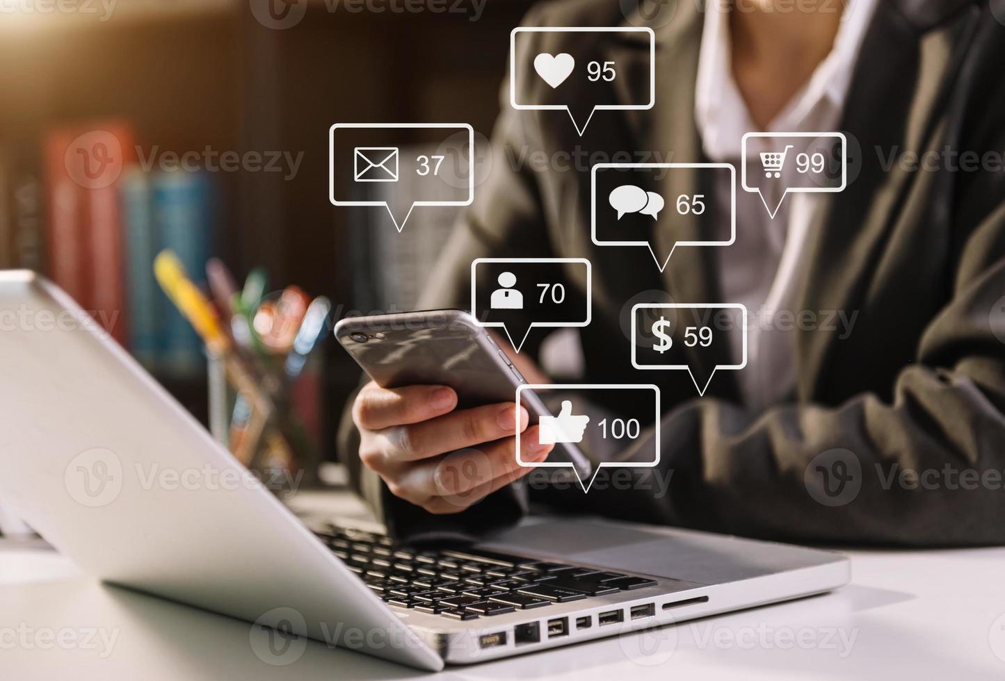 mídia social e conceito de tela de ícones virtuais de marketing close-up de teclado de digitação de empresária com computador portátil de telefone inteligente foto
