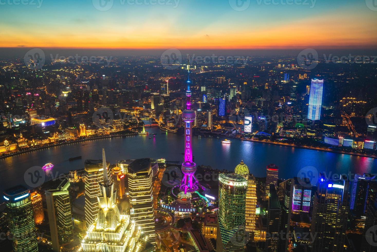 visão noturna do distrito de lujiazui da cidade de xangai na china foto