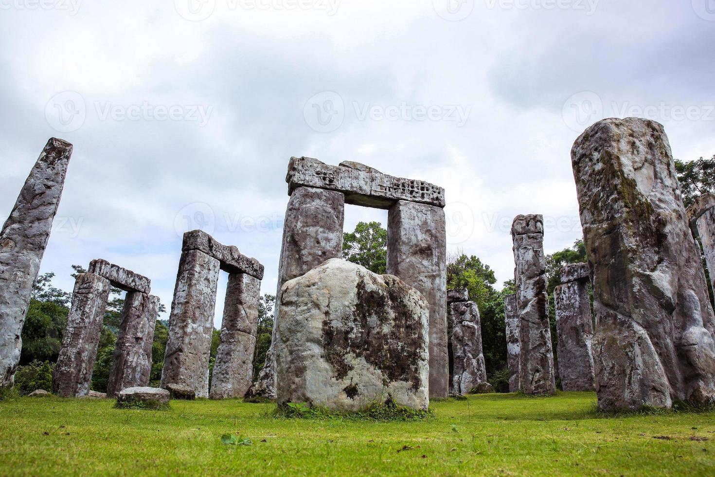 bela paisagem do arranjo de pedra exclusivo em stonehenge foto