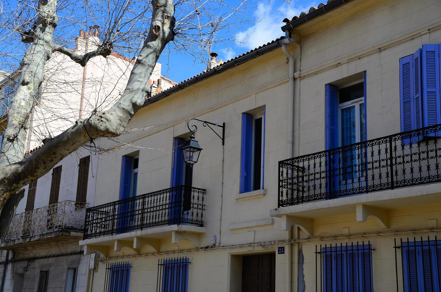 casa com janela azul em marselha foto