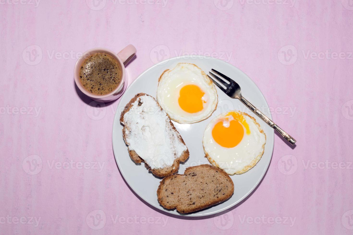 fatia de pão de ovo frito no prato tem café expresso foto